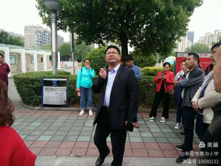 走入校门，靳忠校长已经在等候我们的到来，靳校长作为邗江的名校长，在美琪学校已经任职12年，是邗江区